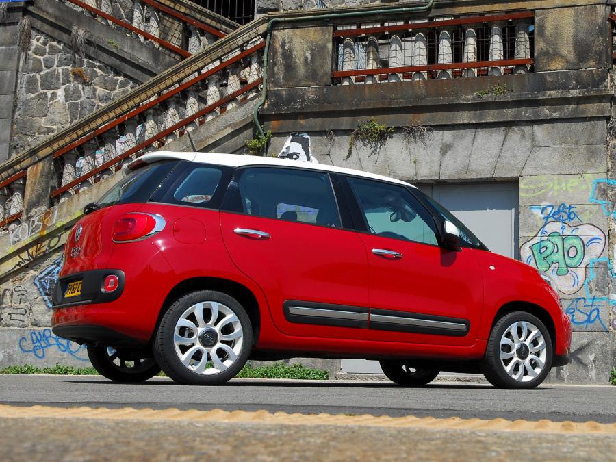  Fiat 500L 2013 года  (UK) (фото 18 из 27)